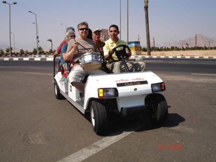 Jazz auf einem Golfcart in Ägypten Jazz auf einem Golfcart in Ägypten